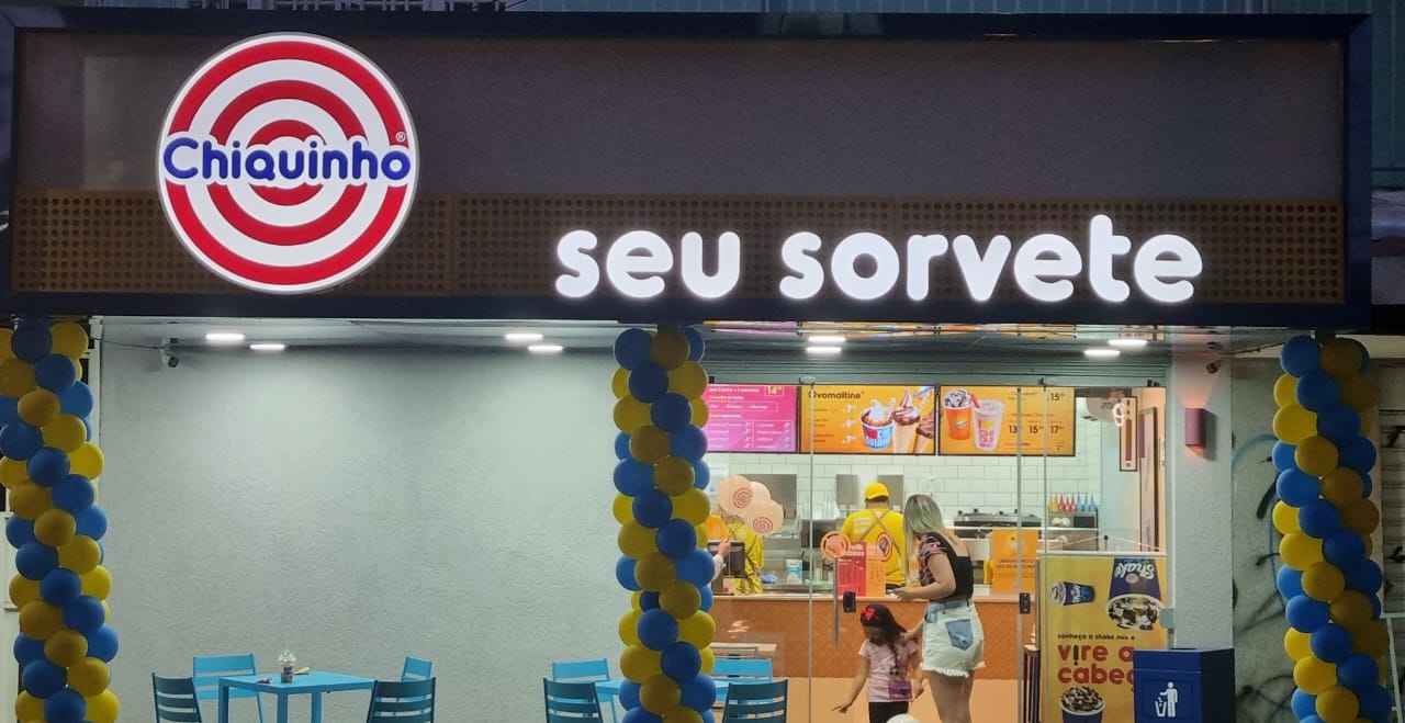 Fachada Chiquinho com letras e marca iluminadas